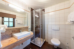 Unsere Badezimmer in den Doppelzimmern