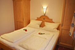 Bergfrieden-Schlafzimmer-1-Bett