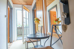 Garderobe und Balkon
