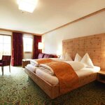 Photo of 4-bed room, shower, toilet