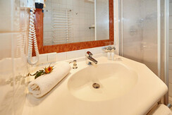 Doppelzimmer B Bad1