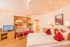 Doppelzimmer mit Couch und Klappstockbett
