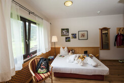 suite-schwalbennest-wohn-schlafzimmer-hotel-laerch