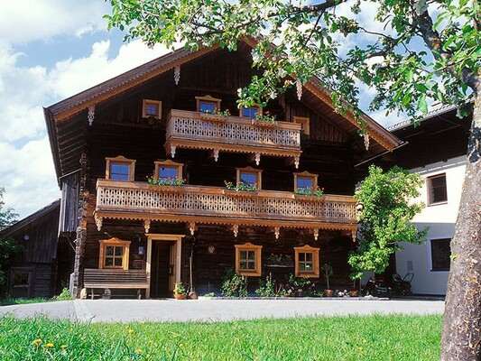 Öd-Bauernhaus im Sommer