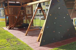 Spielhaus mit Kletterturm