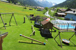 Blick vom Balkon auf den Spielplatz