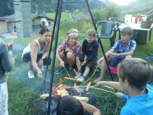 Lagerfeuer mit den Gast Kindern