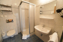 Badezimmer 1 von 2 Typ C Appartement Sonnfeld