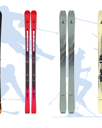 Sechs Paar Atomic Ski nebeneinander, Modelle für Piste, All-Mountain, Tour und Freestyle vor weiß-blauem Hintergrund