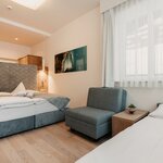 Photo of 4-bed room, shower or bath, toilet