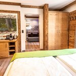 Photo of Family room, shower and bath, toilet, deluxe | © www.gasthof-post.com
