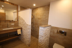 Bad mit Dusche + WC
