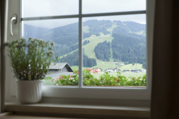 Südwest-Seitiger Balkon mit Aussicht auf die Piste
