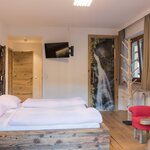 Photo of 4-bed room, shower and bath, toilet, 1 bed room