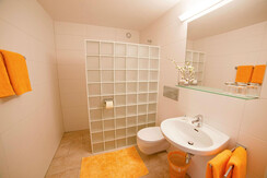 Badezimmer Dreibettzimmer mit Balkon