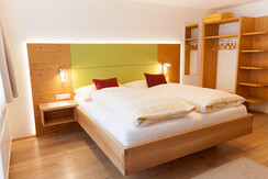 Zimmer Dreibettzimmer mit Balkon