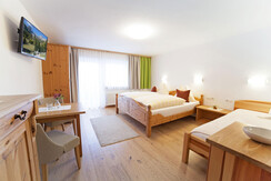 Dreibettzimmer mit Balkon Bett
