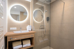 BASE 1.08 | en-suite bathroom 2