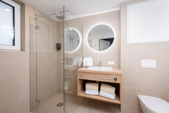 BASE 2.06 | bathroom with shower & toilet