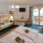 Photo of triple room with shower, WC