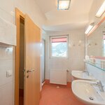 Photo of family room with bath tub, WC