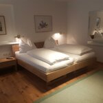 Photo of Triple room, shower, toilet, east | © Dreibett