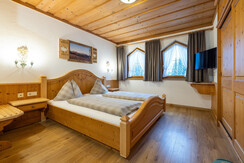 Bett im Doppelzimmer mit Küchenzeile