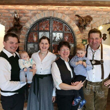 Familienfoto_2023-768x576