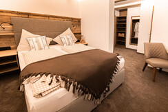 Dreibettzimmer Bett