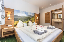 Schlafzimmer mit DU/WC
