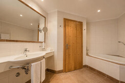 23.06.2026_Landhaus_Badezimmer1