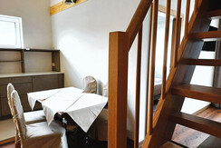 304_wohnraum_treppe_web