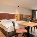Photo of Suite, separate toilet and shower/bathtub, facing the pool
