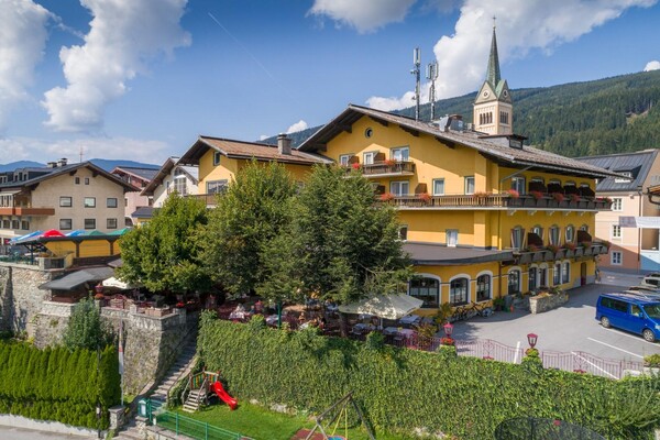 Stegerbräu Radstadt - Exterior view with garden terrace | © Hotel Stegerbräu