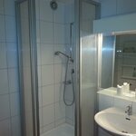 Photo of driepersoonskamer douche, WC