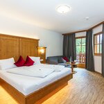 Photo of 4-bed room, shower, toilet, balcony