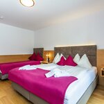 Photo of double room with shower or bath tube, WC