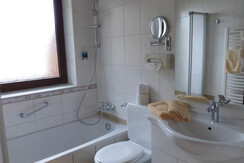 Gasthof-Klammstein-Badezimmer mit Badewanne