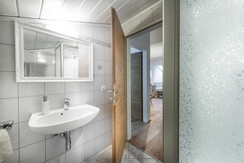 Bad mit Dusche und WC
