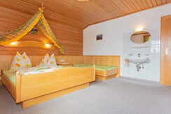 Schlafzimmer 1