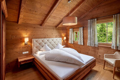 Altholz-Schlafzimmer mit fantastischem Ausblick