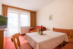 Appartement-Monuth-Bad-Hofgastein-Typ-B-Wohnraum