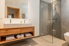 Badezimmer mit Dusche