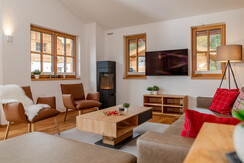 Gemütliches Wohnzimmer mit Kamin