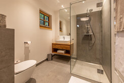 Badezimmer mit Dusche