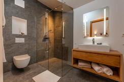 Badezimmer mit Dusche