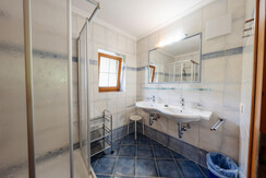 Badezimmer mit Dusche (WC separat)
