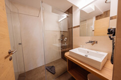 Badezimmer mit Dusche und WC