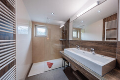 Badezimmer mit Dusche (WC separat)