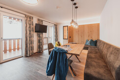 Wohnraum mit Balkon Hochkönigblick und Morgensonne